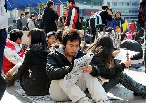 1月13日,学生们在南昌火车站广场等车.新华社发(周科 摄)