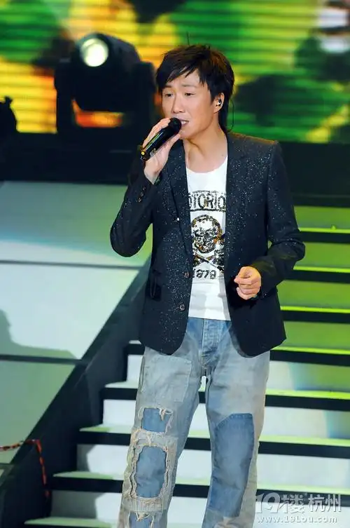 郑中基夫妇庆女儿生日 小萝莉水嫩可爱