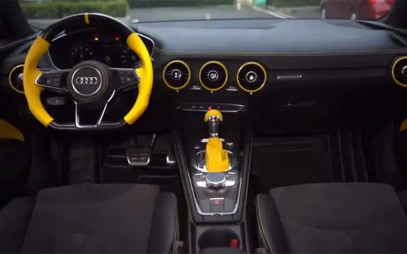 奥迪tt 内饰黑黄 恰到好处的配色