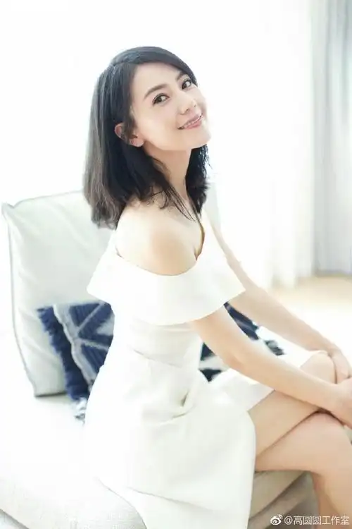 你可以试一试高圆圆的锁骨发造型,这样的发型会比较好打理,就算你裁剪