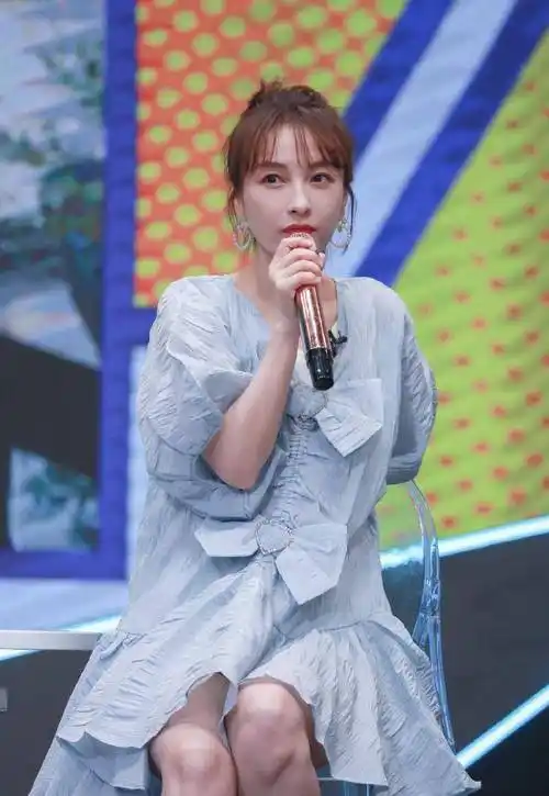 吴昕看着不像38岁,穿针织开衫搭配阔腿裤显年轻,秒变成18岁少女