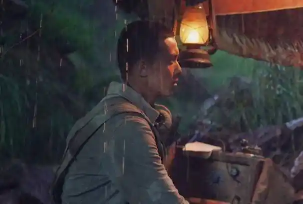 吴京儿子的吴磊,也让很多人眼前一亮,为了这部电影晒黑,剃头,光膀子