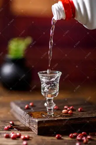 白酒木桌倒酒摄影图配图
