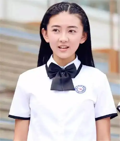 梁洁1994年出生,毕业于中央戏剧学院2012级,梁洁出道的时间不算早