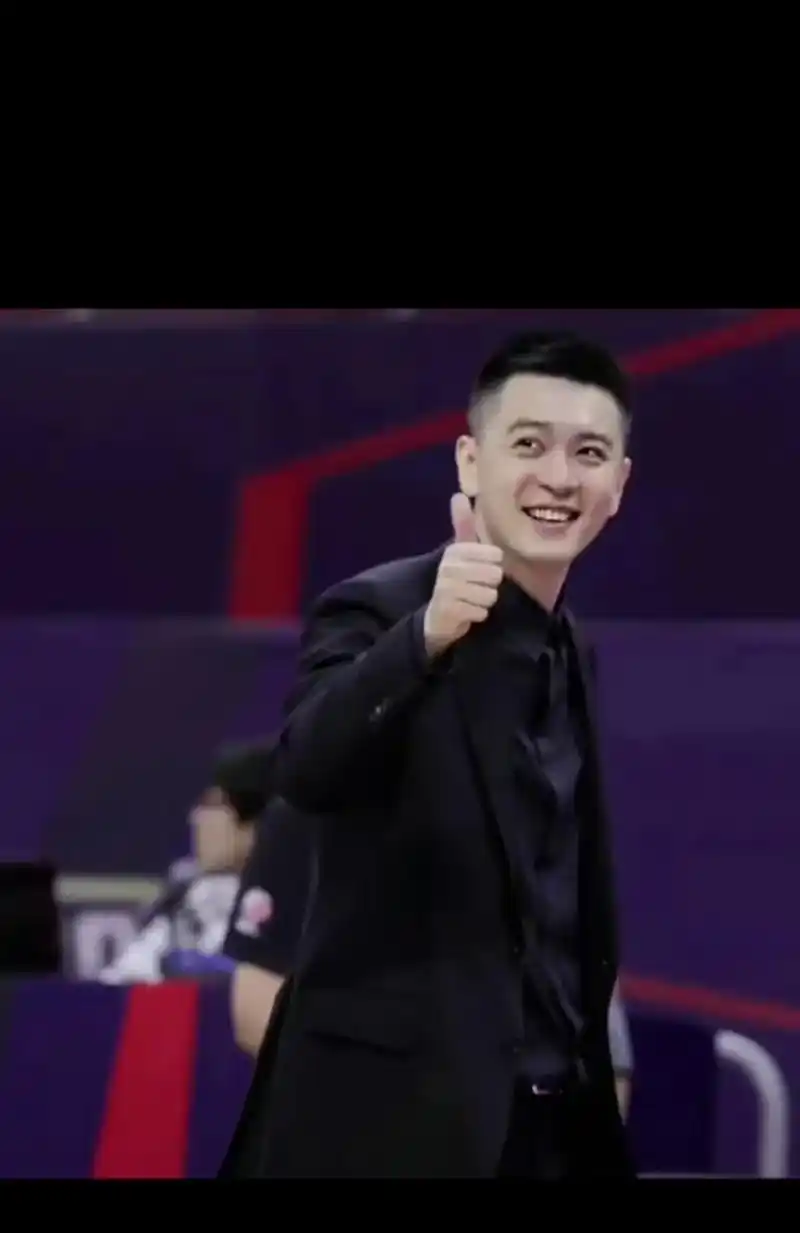 辽宁男篮 #杨鸣教练 #体育精神 黑色正装太帅了90 - 抖音