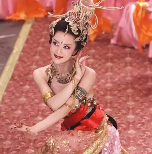 这个版本中的"妲己"是李依晓演的,李依晓曾经也是古装女神,她的整体