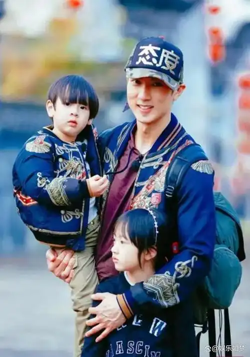 还记得吴尊的儿子max吗?现在竟和爸爸长得一模一样!
