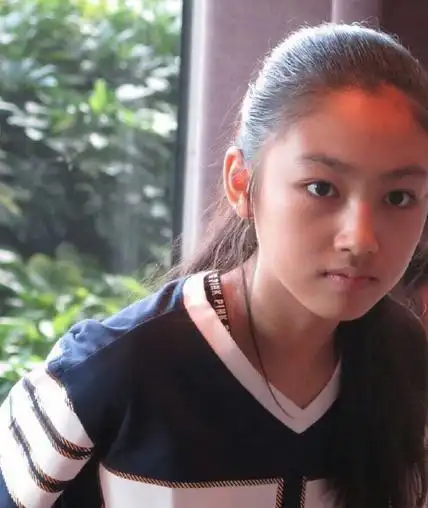 任达华14岁女儿写真花絮曝光,气质出众颜值高,网友:太瘦了