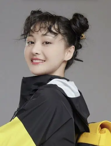 简介:郑爽泡面刘海清爽元气写真图片,分享一组郑爽图片给大家,图中的