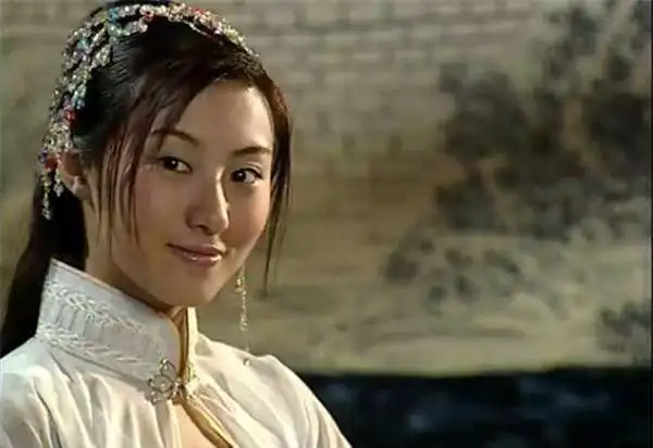 在小编的记忆里,王惠最美的时候就是一出场的时候,身着白色长裙,骑着