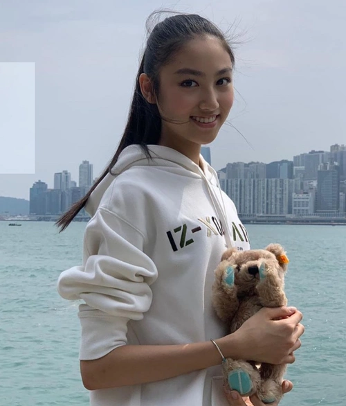 邱淑贞21岁的大女儿沈月,已经可以独当一面,贾静雯17岁的大女儿孙翎茜