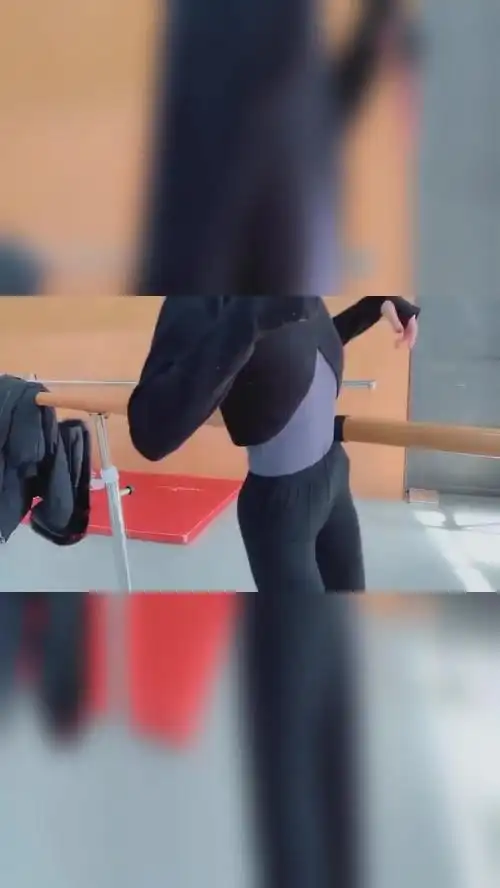 舞蹈生都是"腰精"啊,那纤细的小蛮腰,感觉随时都能给她折折!