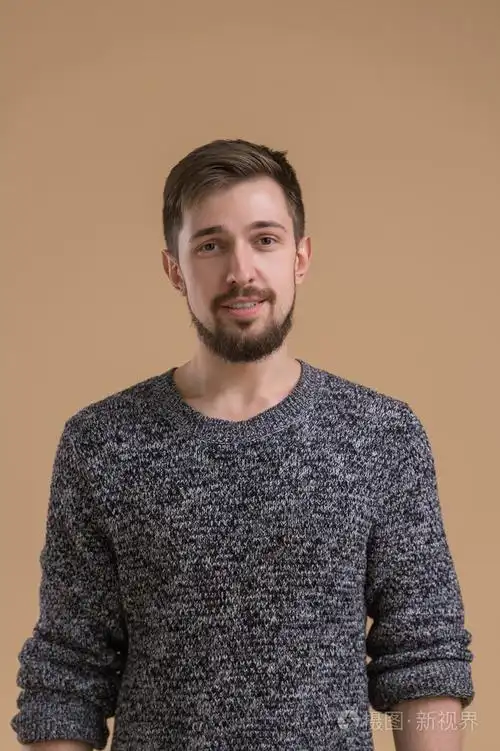 微笑的男人肖像照片-正版商用图片0bgfwm-摄图新视界