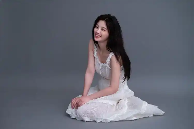 金裕贞近期的一组写真花絮照黑与白色系的穿搭尽显时尚简约气息