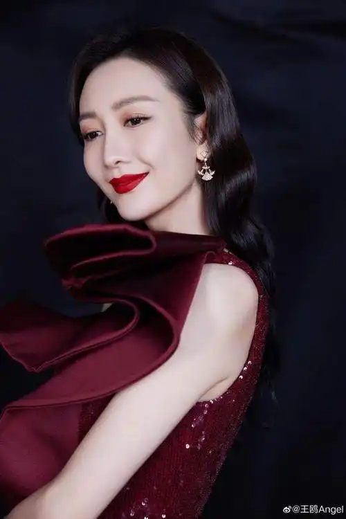 39岁王鸥娇艳似花 穿复古红裙高贵优雅气质太好
