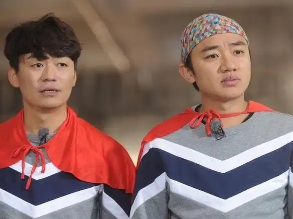 王宝强和王祖蓝晒同框照片,王宝强黑的太夸张了,疑似是拍戏晒的