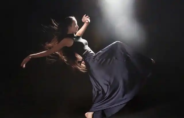 杨丽萍已是花甲之年穿长裙晒背影照没生孩子的她身材依旧很好