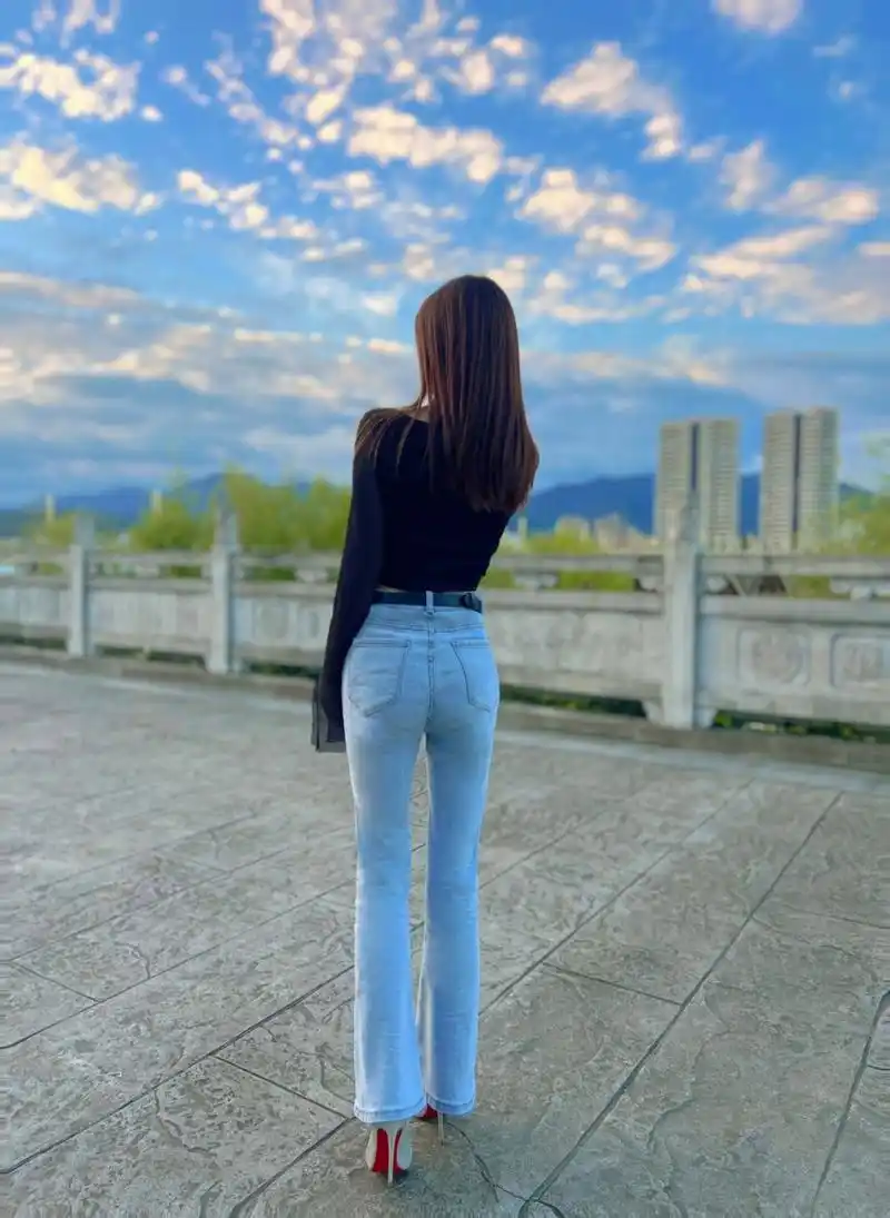 又到了穿牛仔裤的季节,又到了背影杀的季节.