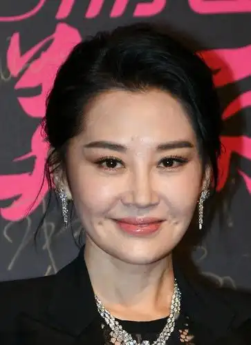 51岁许晴身着礼服明艳动人高颜值真是遮不住