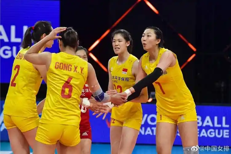 爽中国女排30荷兰朱婷等主力首秀可惜被欧洲杯抢戏