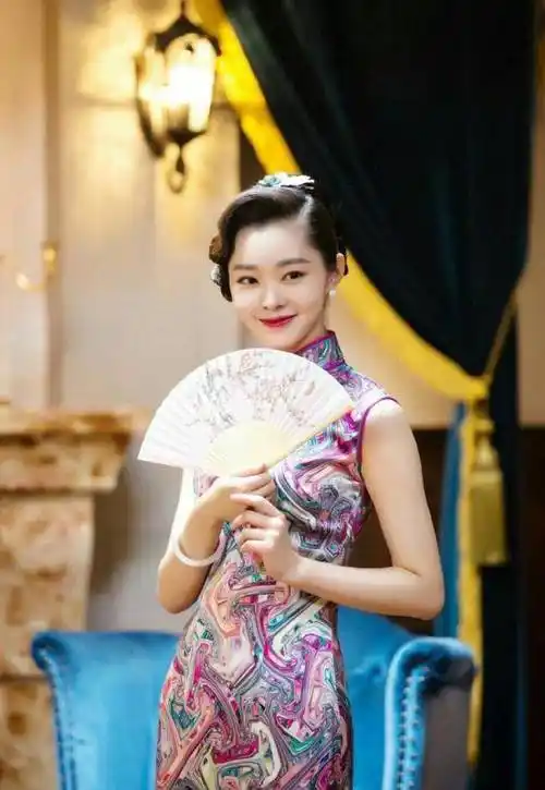 宋轶抱娃晒家人照,评论区一半夸她腿好看,一半夸她嫂子美_旗袍_侄子