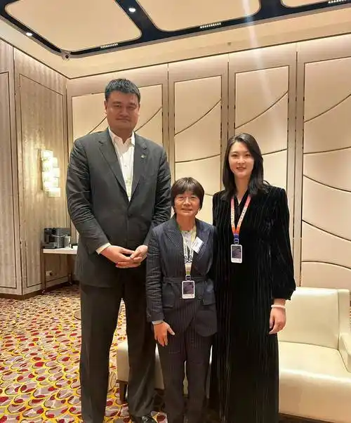 1米92女排队长小鸟依人!在小巨人姚明面前太娇小,2大传奇聚首