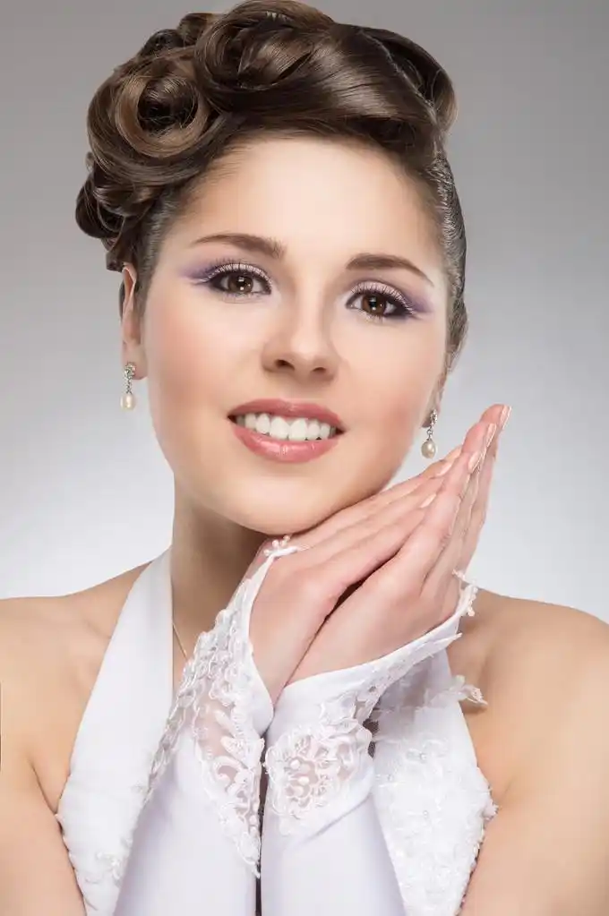 年轻貌美的新娘,年轻漂亮的新娘在灰色背景