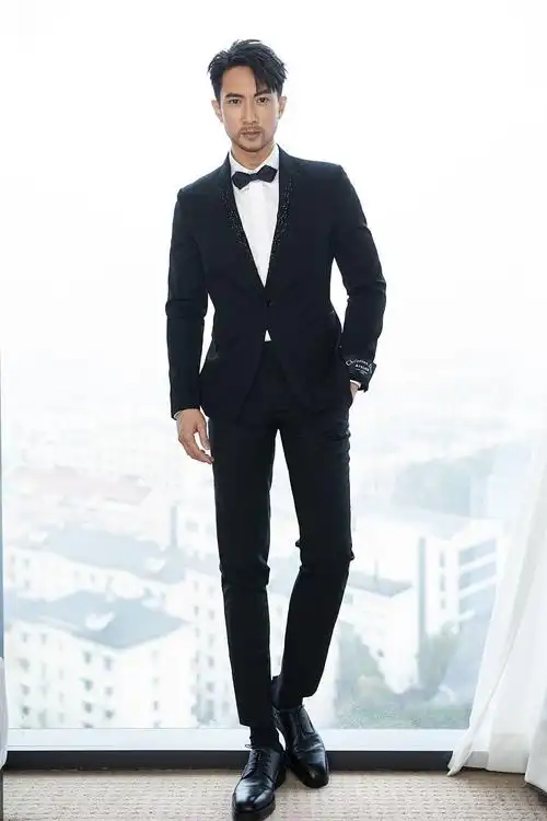 吴尊出席活动展现成熟魅力,黑白西装穿搭干练利落