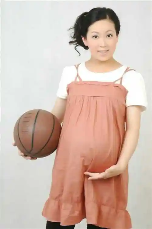 我九个月拍的大肚皮照片,花了九百大洋留的纪念