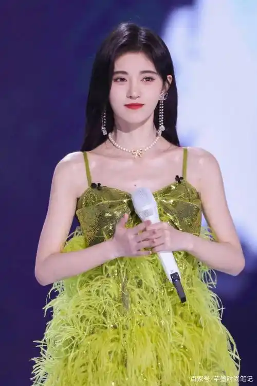 鞠婧祎扮演"绿野仙踪公主",青春活力,符合二十岁左右女生穿搭_颜色