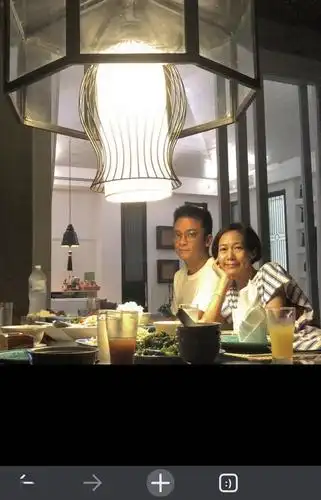 如今赵学而和老公经常在社交平台秀恩爱,两人都是