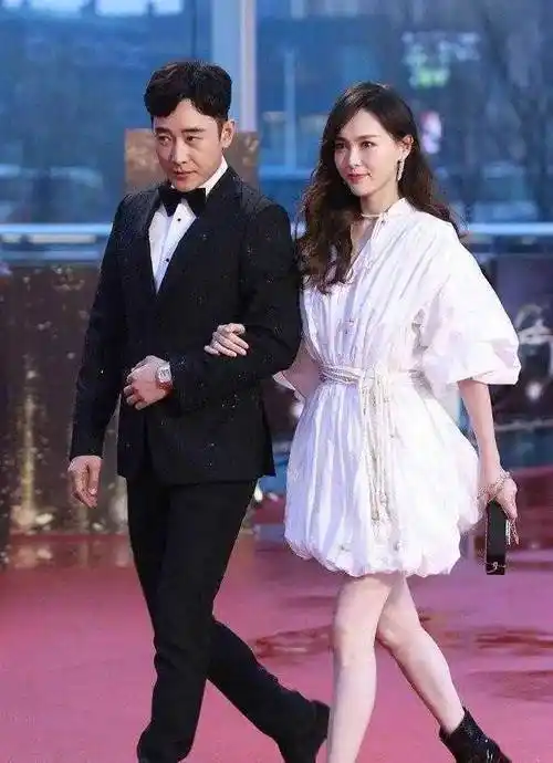 唐嫣夫妇合体走红毯穿白色灯笼裙似小女人罗晋换发型像富豪