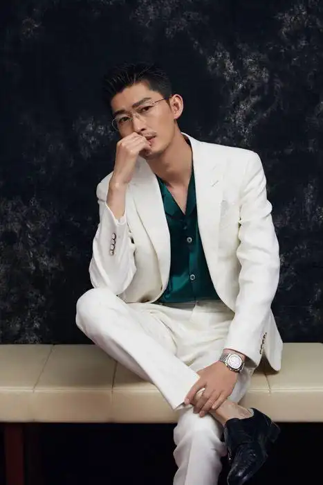 张翰白色西装熟男魅力写真图片