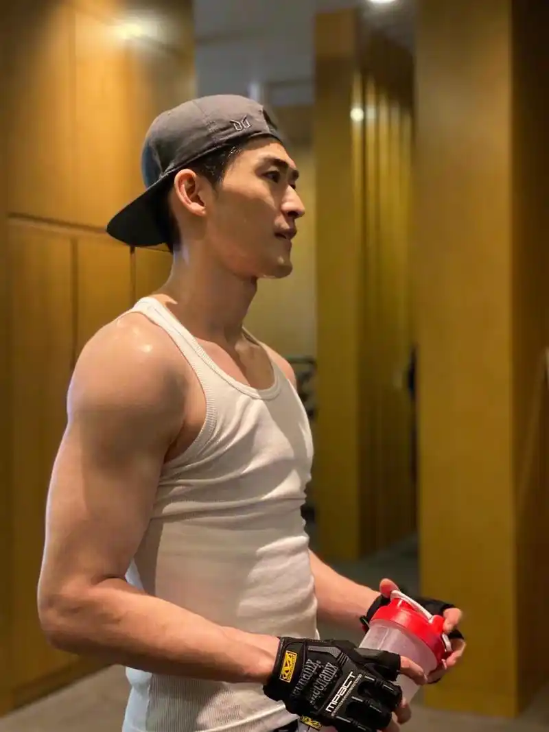 张翰想成为肌肉男有多难?晒出健身房拍摄的肌肉照,网友:算了吧