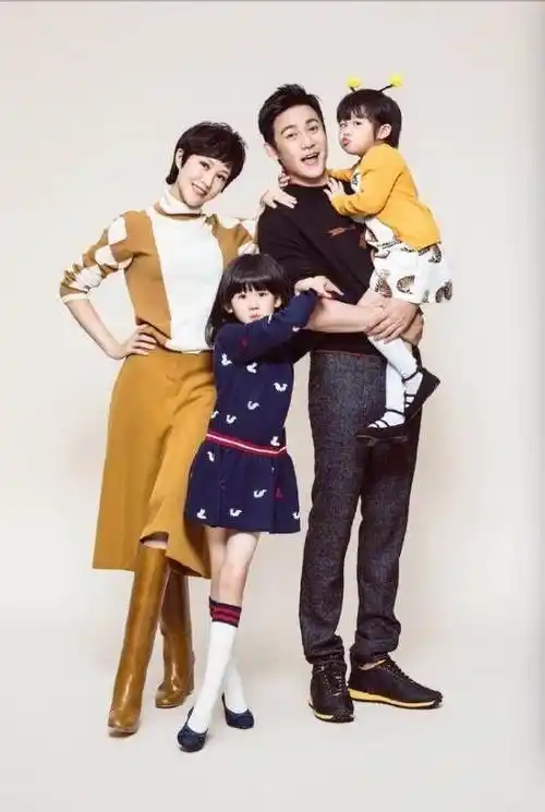 陆毅一家四口正面照神同步,陆六岁笑称技术好_鲍蕾_蛋糕_女儿