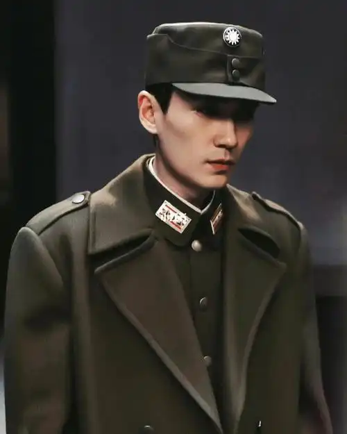 day16最喜欢的造型(剧中)_朱一龙_超模_风衣_军装_向全世界安利朱一龙