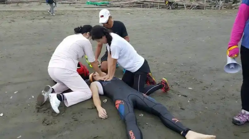 已无呼吸心跳,口吐白沬,施予 cpr,紧急就近送部立朴子急诊急救,一度