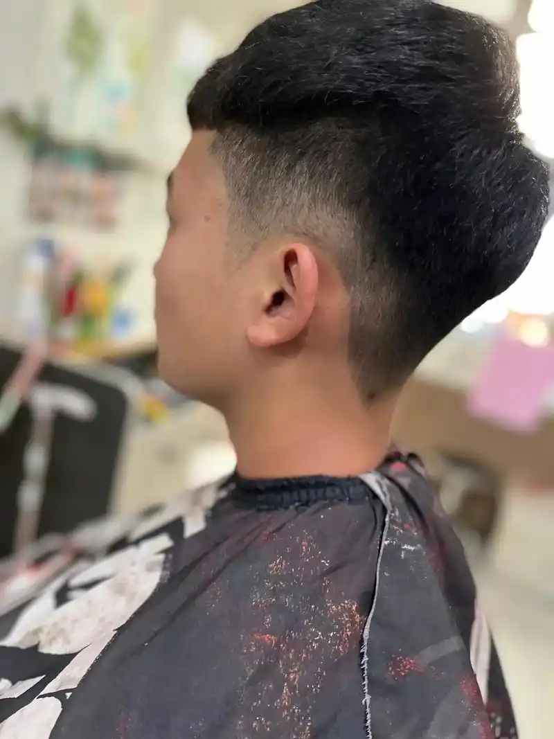 这个小哥哥头发沙发自然卷超级厉害,剪法之前忘记拍个照片了,卷 - 抖