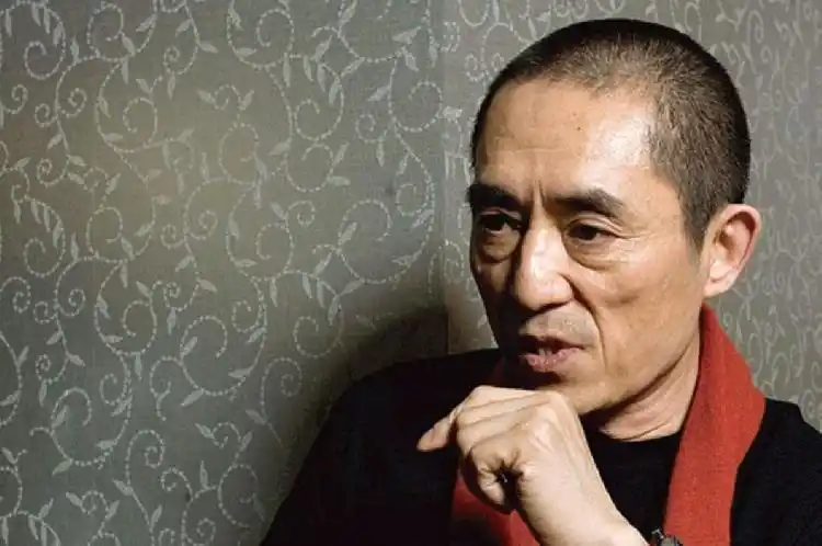 午间星闻|张艺谋新片在渝拍摄雷佳音周冬雨主演,重电学生将参演;水花