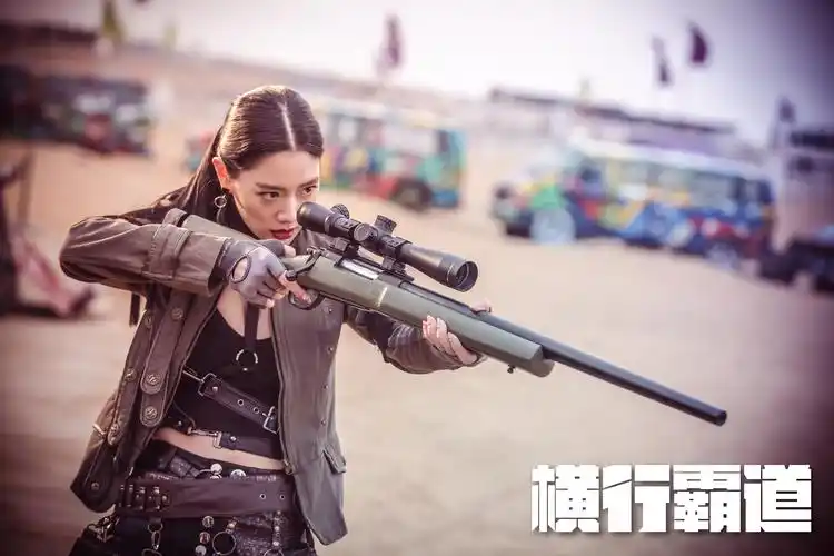首部女性动作大片《横行霸道》正式上线 克拉拉沙漠枪战性感霸气