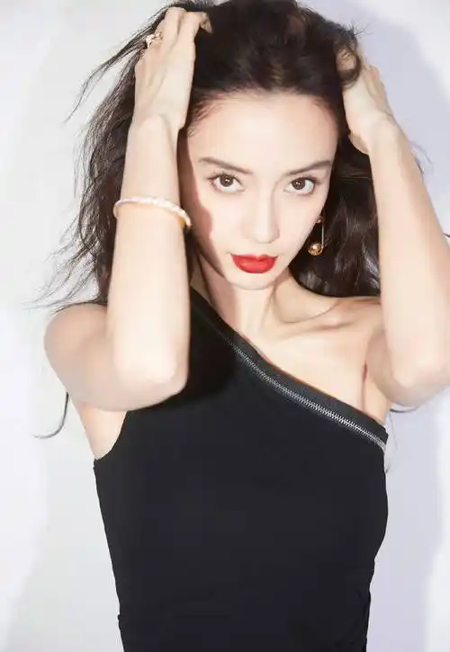 angelababy杨颖最新代言写真,身穿一袭吊带深v黑裙,黑衣加上背头造型