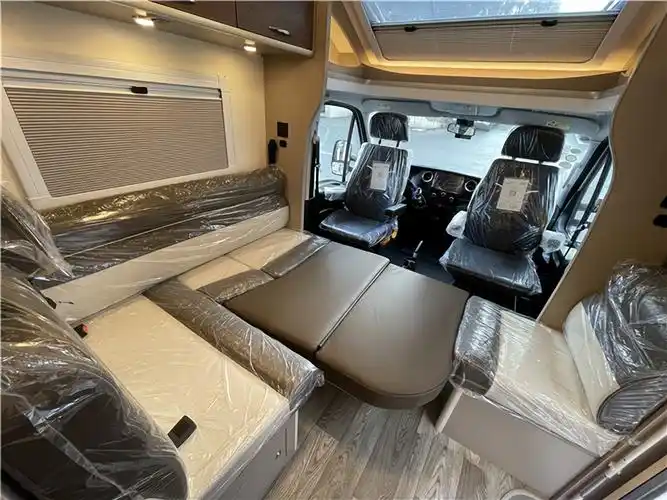 内饰方面则选用了房车专用家具板材 126m地板革,保障内部居住舒适度