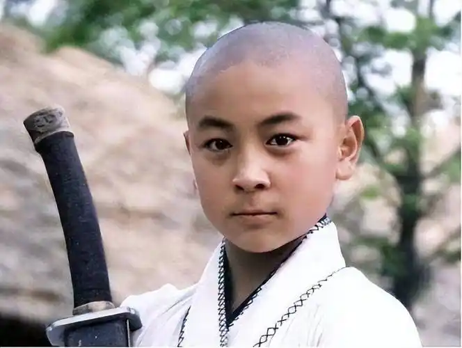 他是童星释小龙:被身家亿万亲爹吸血30年,现36岁无人问津,做错了什么
