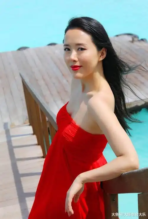 一袭红裙惊艳全网颜丹晨用照片告诉你什么叫岁月不败美人