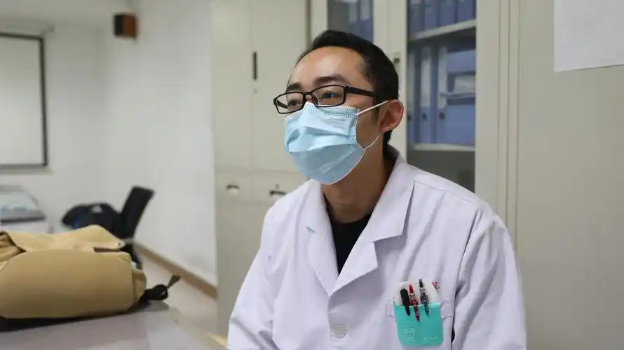 一老人路倒猝死,90后医生救人举动感动了所有人