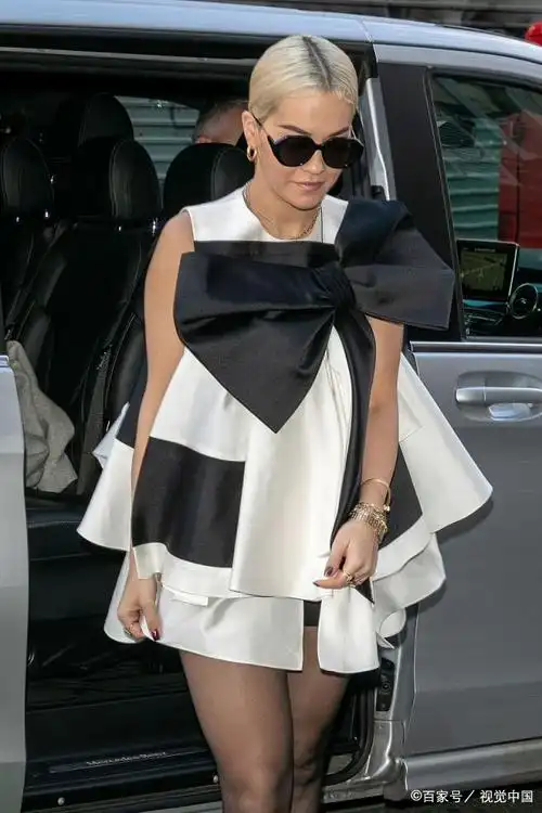 英国90后美女歌手瑞塔身着这一件蝴蝶结无袖裙,好有型!