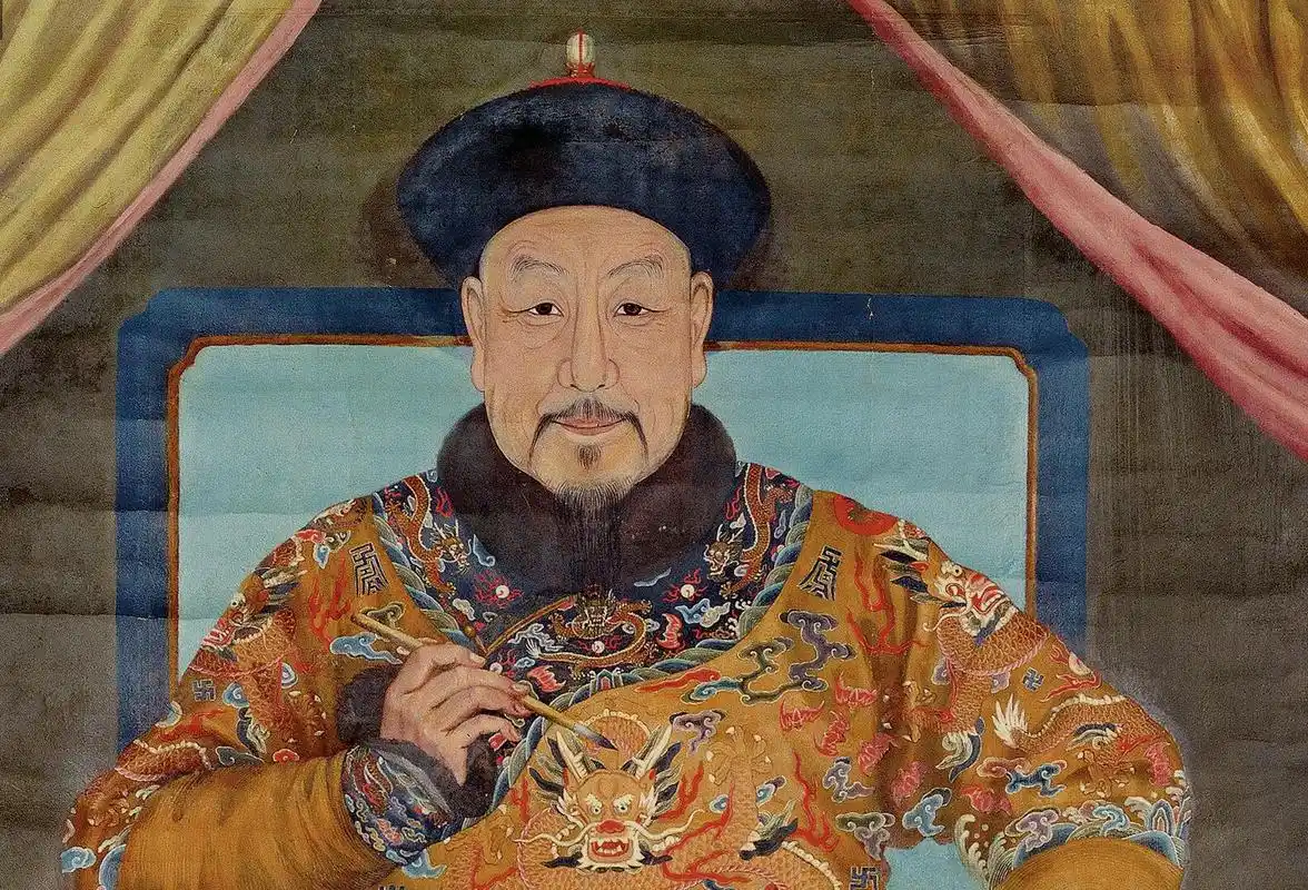 《乾隆皇帝朝服像》局部