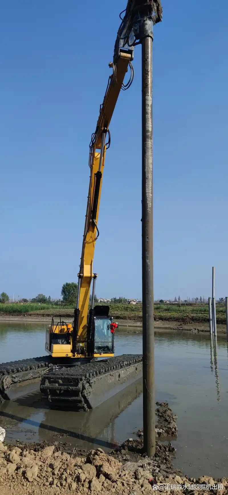 水陆两用光伏打桩施工中