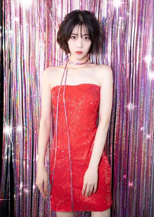 李溪芮抹胸红裙性感写真图片