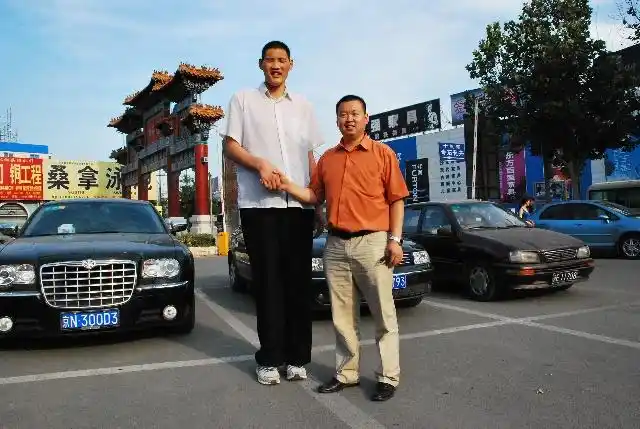 世界第一巨人赵亮(身高2.46米)见闻录